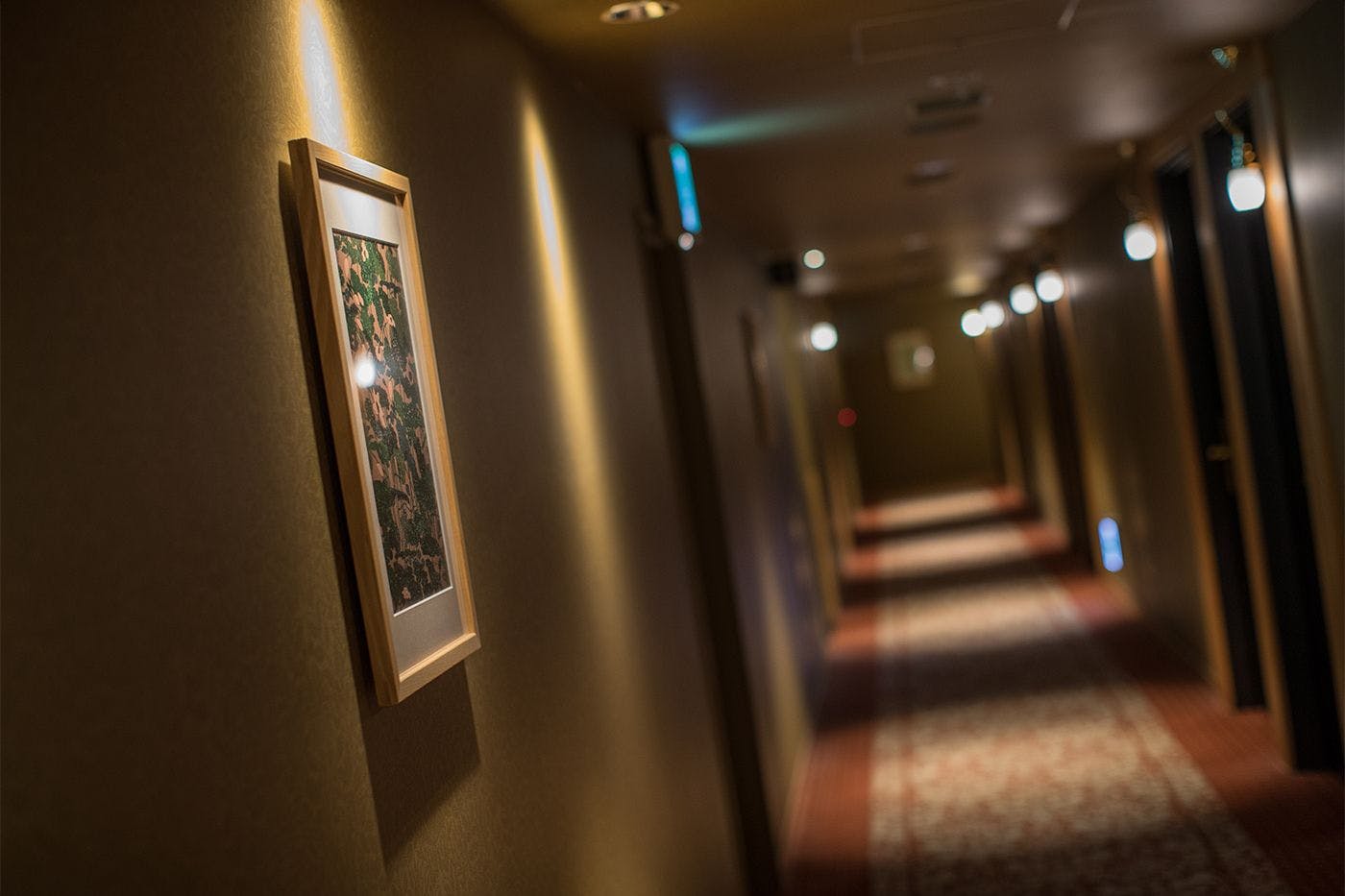 館内アートワーク｜客室廊下のアートパネル