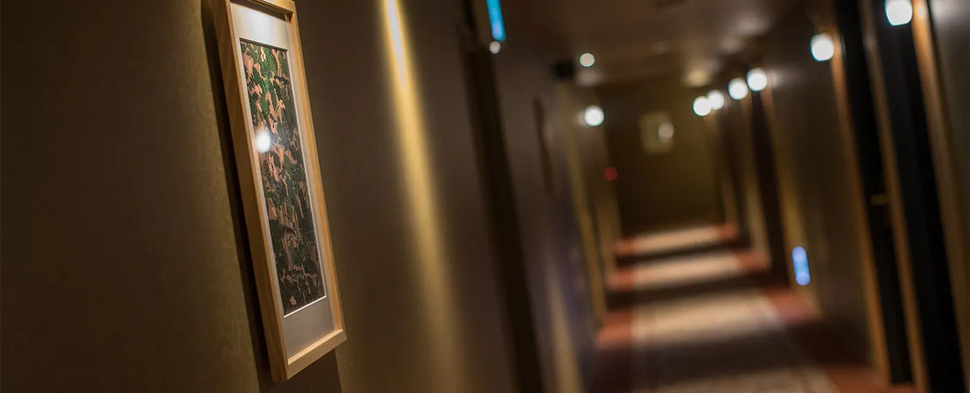 館内アートワーク|客室廊下のアートパネル