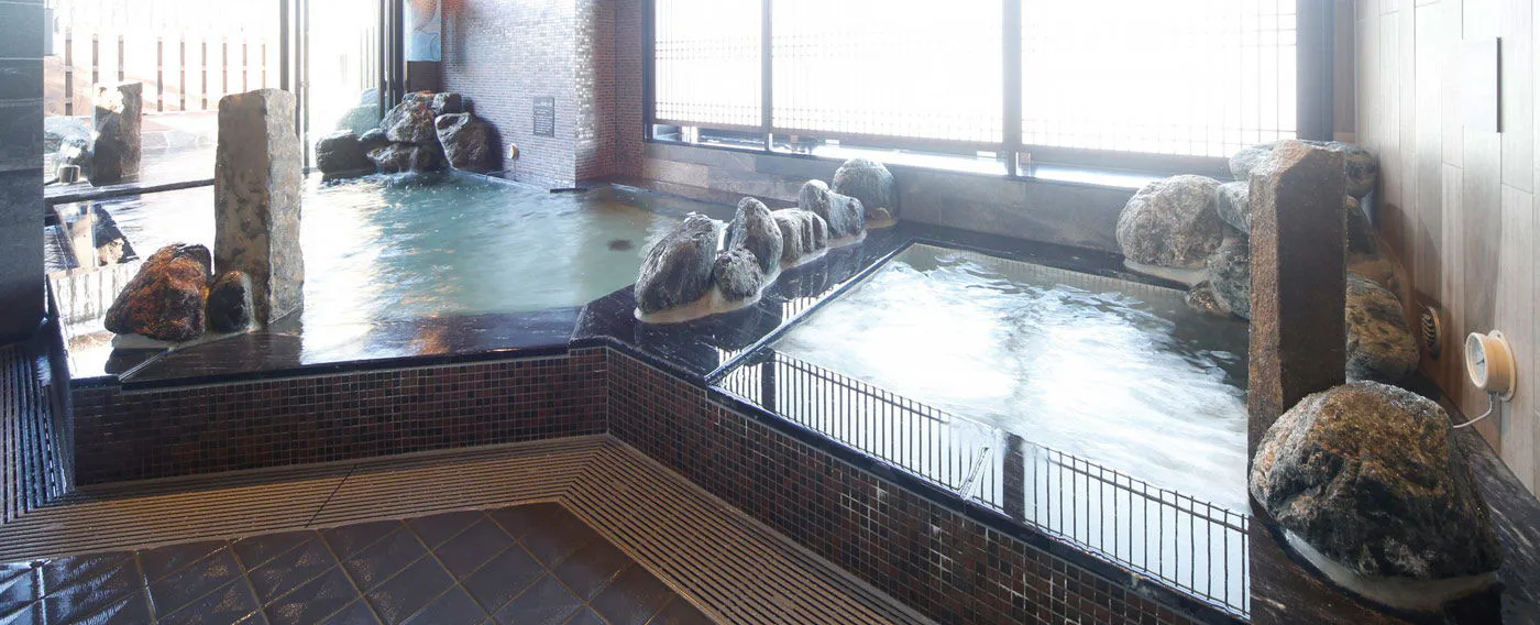 ห้องอาบน้ำรวมชาย - อ่างอาบน้ำในร่ม