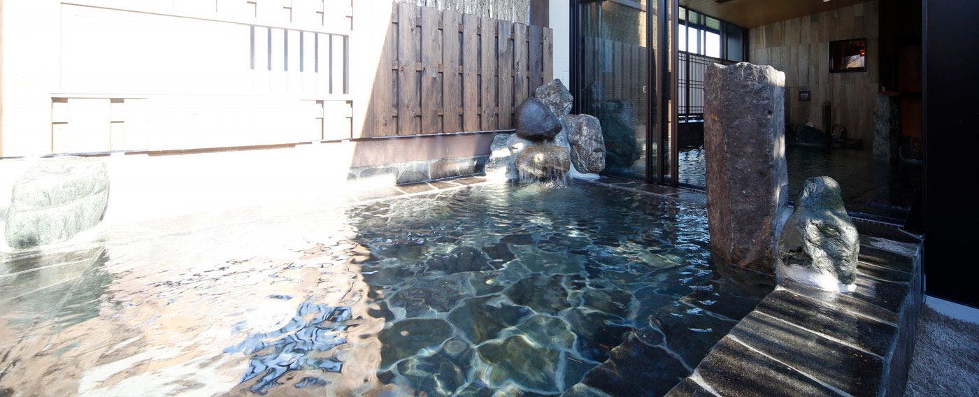 ห้องอาบน้ำรวมชาย ออนเซ็นกลางแจ้ง