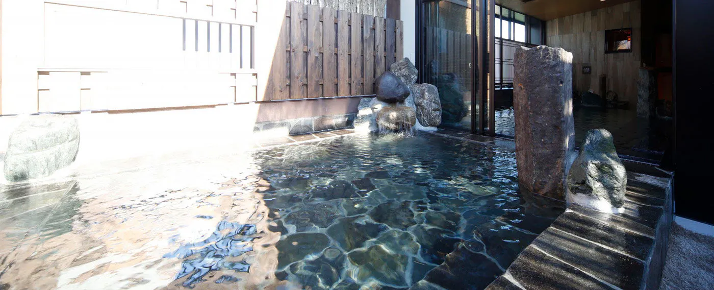 ห้องอาบน้ำรวมชาย ออนเซ็นกลางแจ้ง