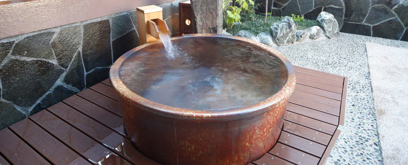 ห้องอาบน้ำรวมชาย อ่างแช่ทรงโอ่ง