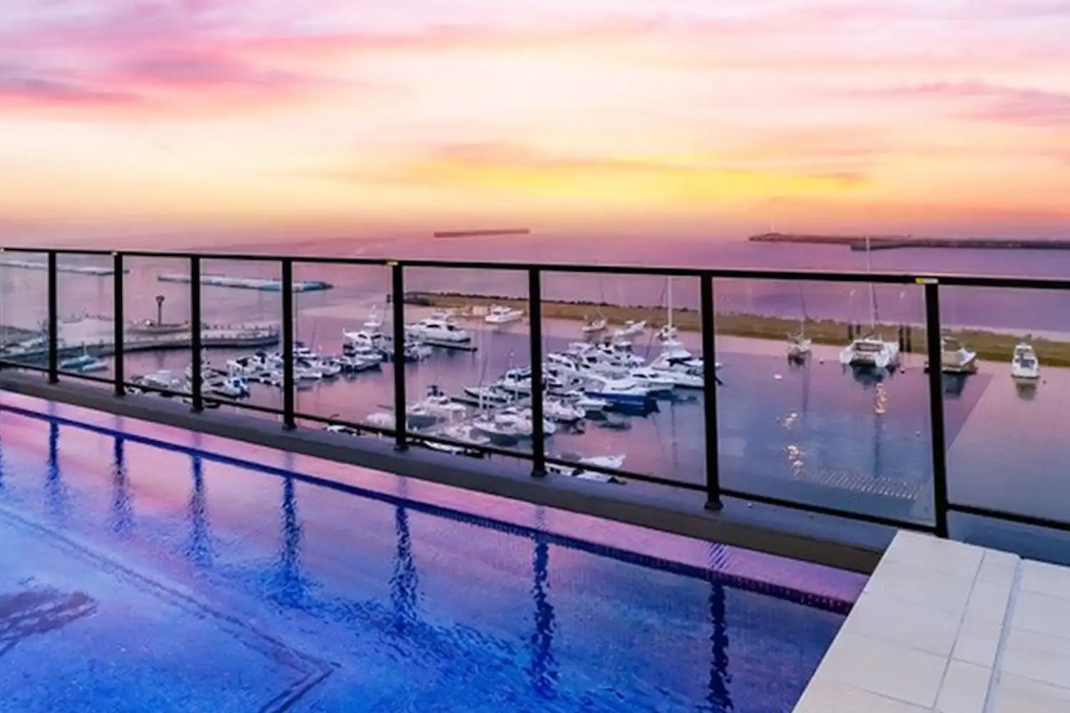 สระว่ายน้ำกลางคืน