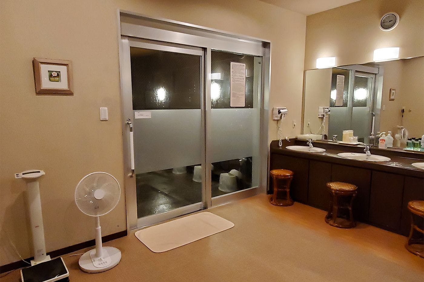 ห้องอาบน้ำรวมชาย (ห้องเปลี่ยนเสื้อผ้า)