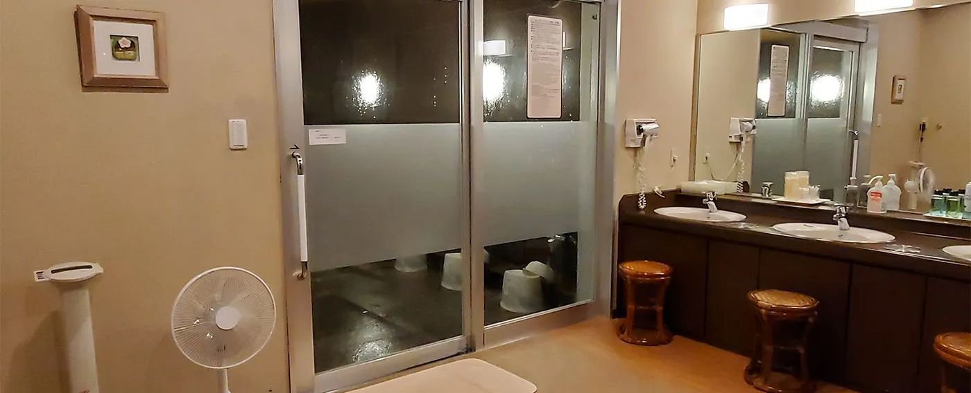 ห้องอาบน้ำรวมชาย (ห้องเปลี่ยนเสื้อผ้า)