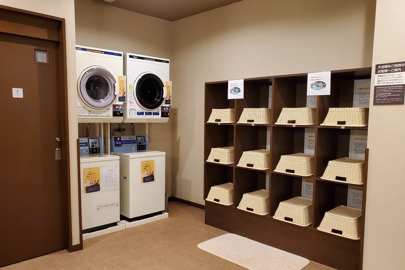 ห้องอาบน้ำรวมชาย (ห้องเปลี่ยนเสื้อผ้า)