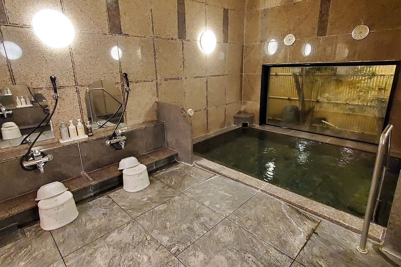 ห้องอาบน้ำสาธารณะสำหรับผู้หญิง (ห้องอาบน้ำ)