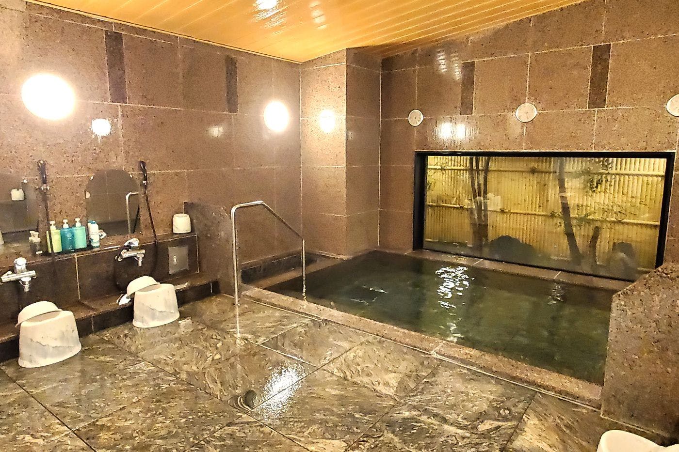 ห้องอาบน้ำรวมชาย (ห้องอาบน้ำ)