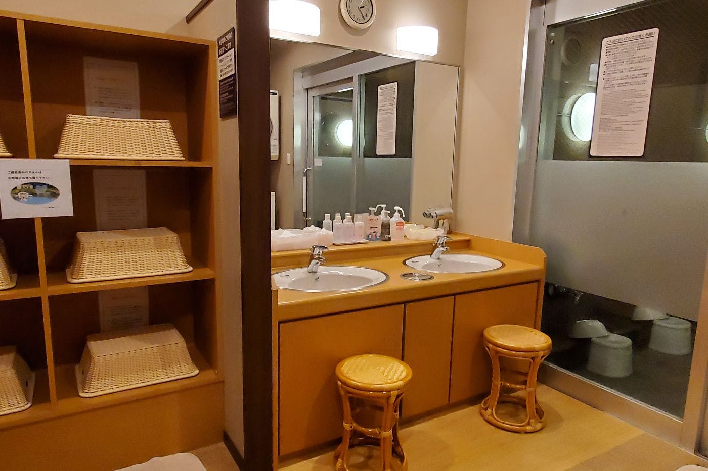 ห้องอาบน้ำสาธารณะสำหรับผู้หญิง (ห้องเปลี่ยนเสื้อผ้า)