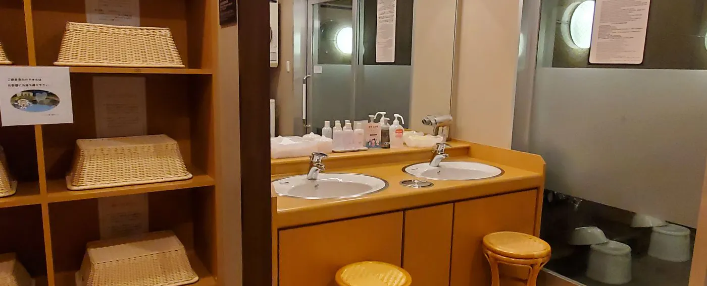 ห้องอาบน้ำสาธารณะสำหรับผู้หญิง (ห้องเปลี่ยนเสื้อผ้า)