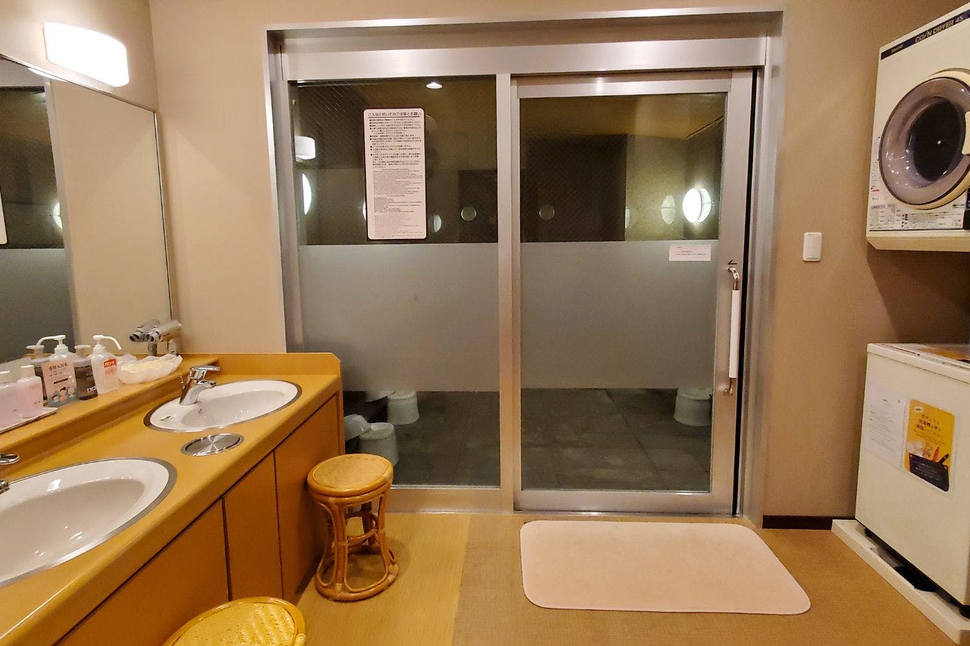 ห้องอาบน้ำสาธารณะสำหรับผู้หญิง (ห้องเปลี่ยนเสื้อผ้า)