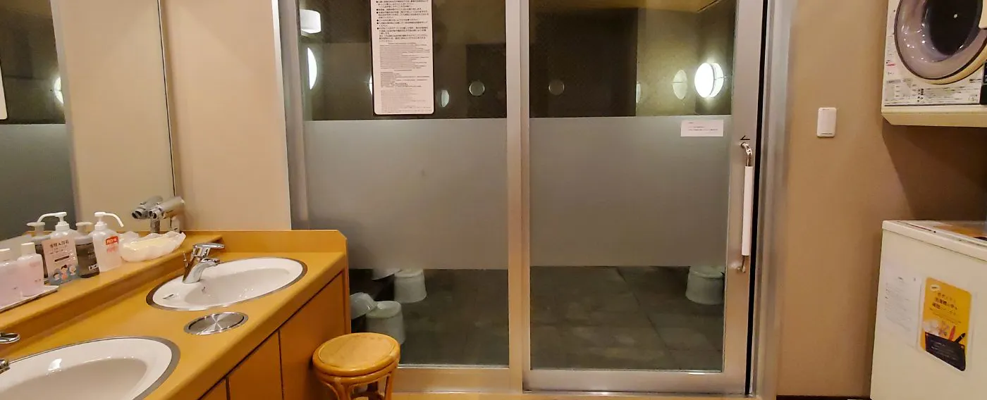 ห้องอาบน้ำสาธารณะสำหรับผู้หญิง (ห้องเปลี่ยนเสื้อผ้า)