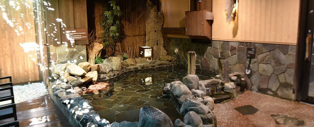 ห้องอาบน้ำขนาดใหญ่ที่น้ำพุร้อนธรรมชาติ