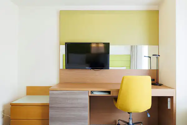 Meja di kamar tamu