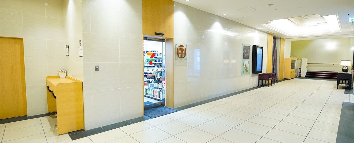 コンビニエンスストア入口