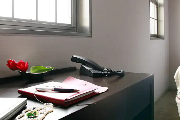 โต๊ะในห้องพัก