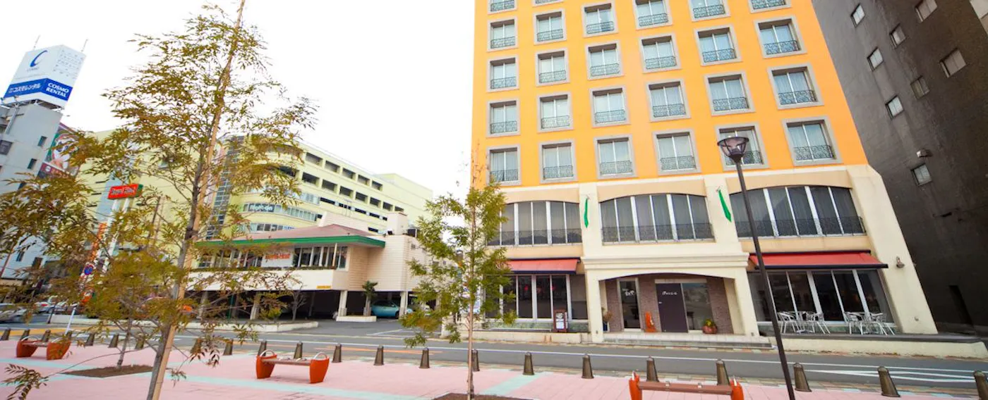 白とオレンジを基調とした南仏風の外観です