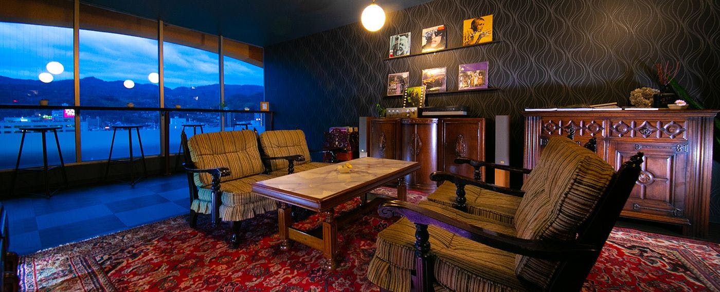 別府湾、高崎山、ヨットバーバーの眺望が楽しめる展望ラウンジ