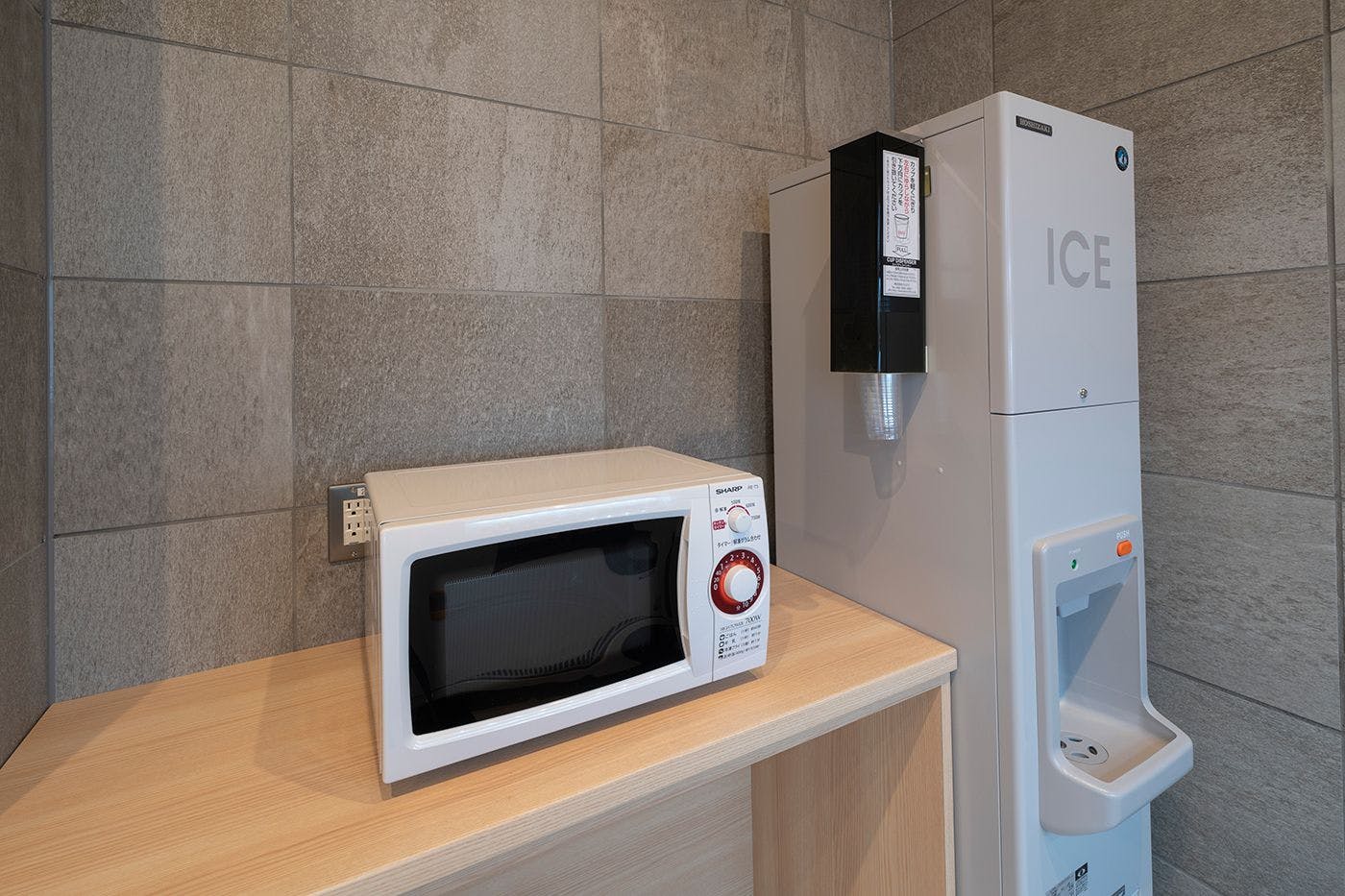 สิ่งอำนวยความสะดวกในอาคาร｜ชั้น 1: ไมโครเวฟและเครื่องทำน้ำแข็ง (24 ชั่วโมง)