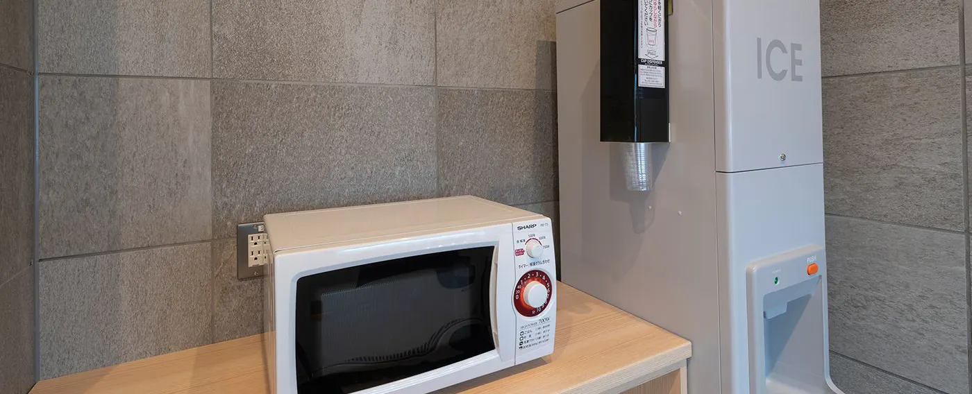 สิ่งอำนวยความสะดวกในอาคาร|ชั้น 1: ไมโครเวฟและเครื่องทำน้ำแข็ง (24 ชั่วโมง)