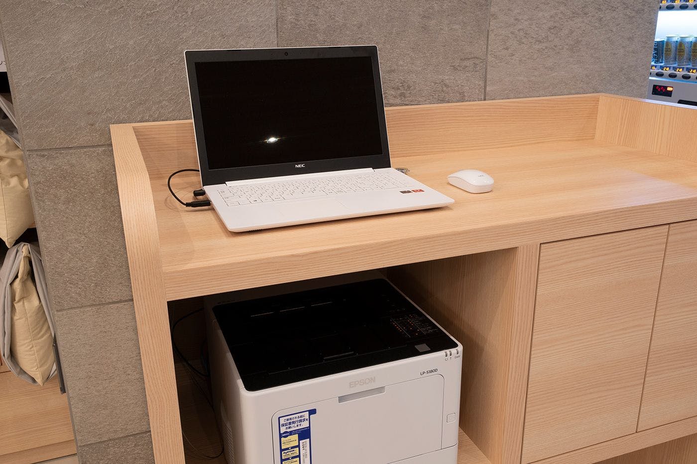 สิ่งอำนวยความสะดวกในโรงแรม｜ชั้น 1 - มุมคอมพิวเตอร์และเครื่องพิมพ์ฟรี (เปิดให้บริการตลอด 24 ชั่วโมง)