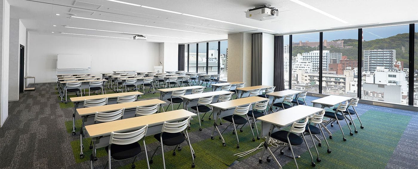 회의실 (200㎡ / 2분할 가능) 유료 (스쿨 최대 72명 / 전체).