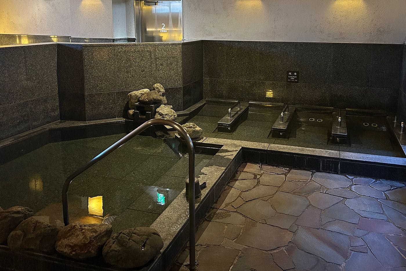 อ่างอาบน้ำในร่ม