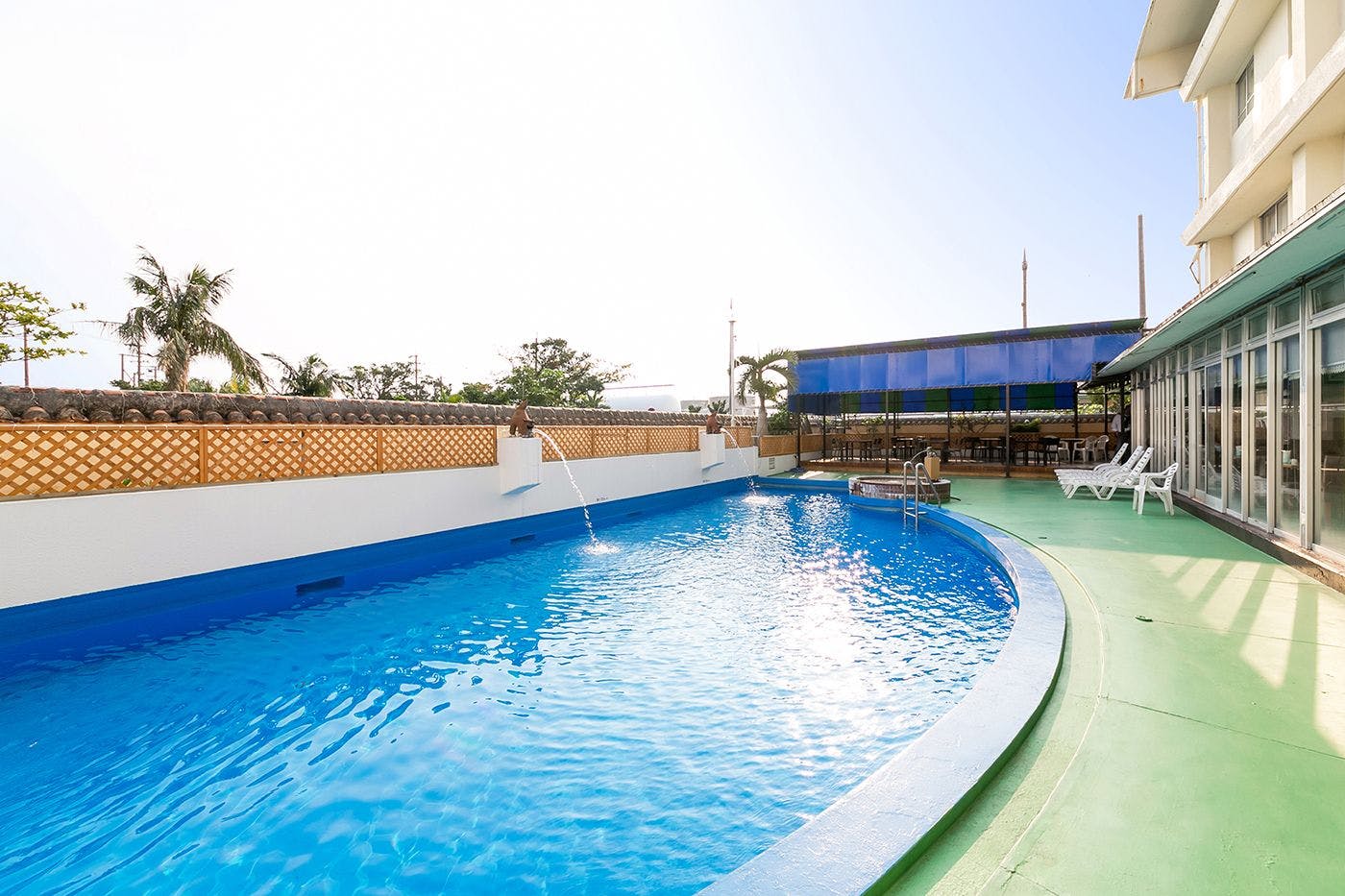 สระว่ายน้ำกลางแจ้ง