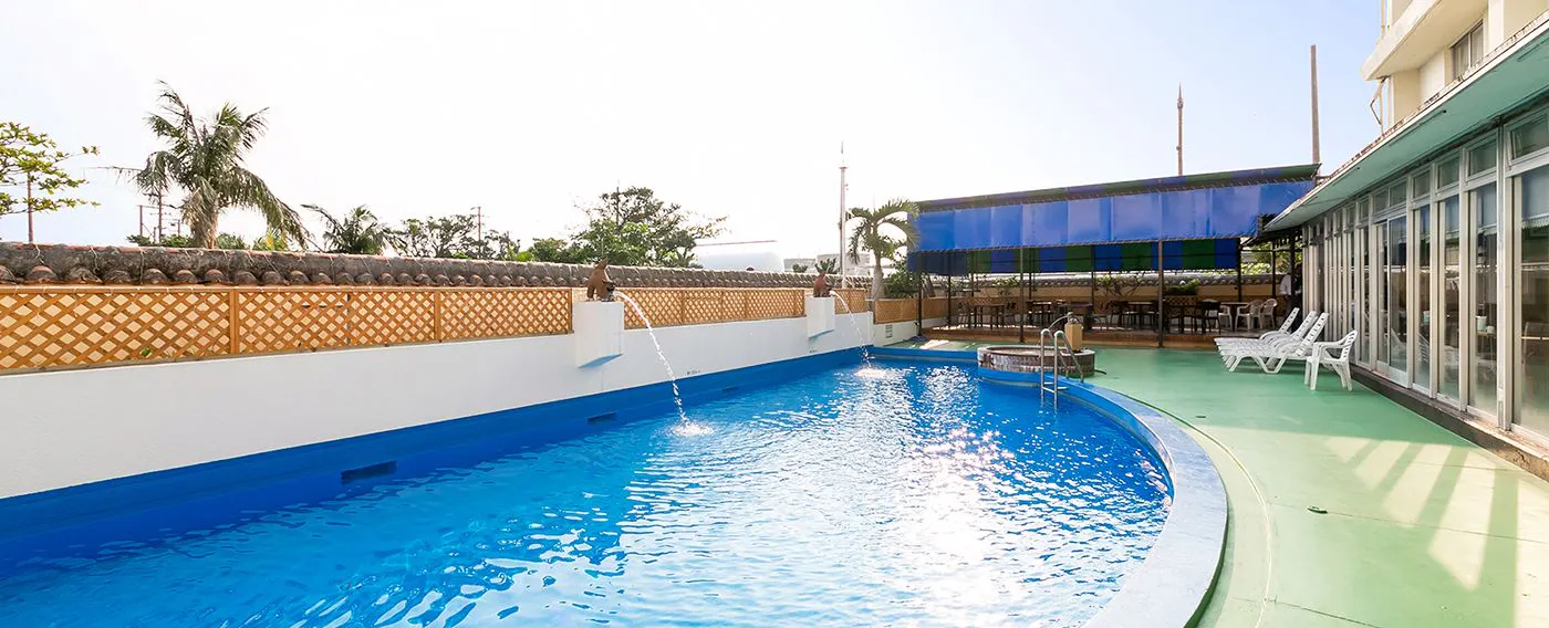 สระว่ายน้ำกลางแจ้ง