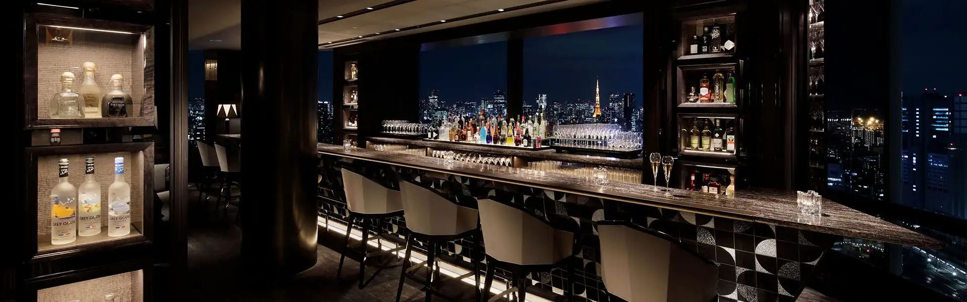 TABLE 9 COCKTAIL BAR