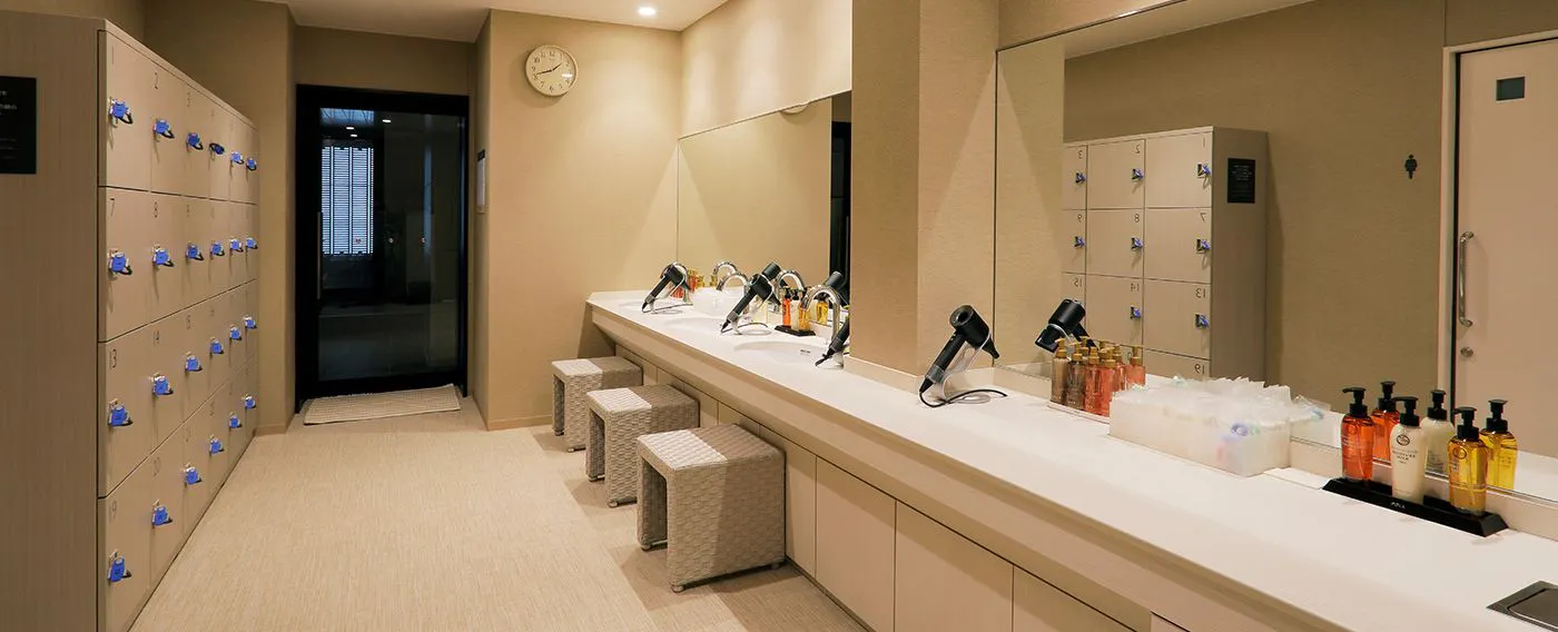 ห้องเปลี่ยนเสื้อผ้าห้องอาบน้ำหญิง