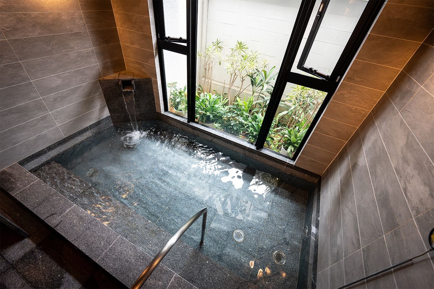 長い旅の疲れを癒す大浴場