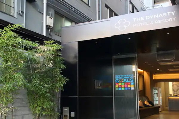 ทางเข้าหลักด้านหน้า