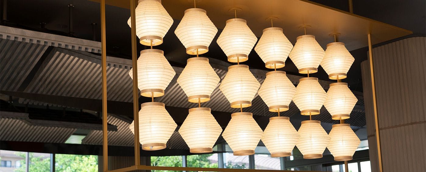 Pencahayaan yang diilhamkan oleh kereta perarakan Festival Inuyama.