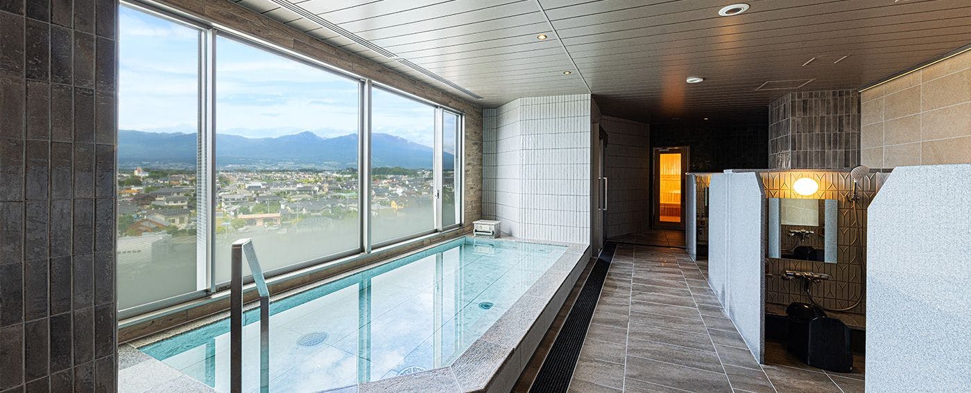 Kolam mandi besar dengan sauna.