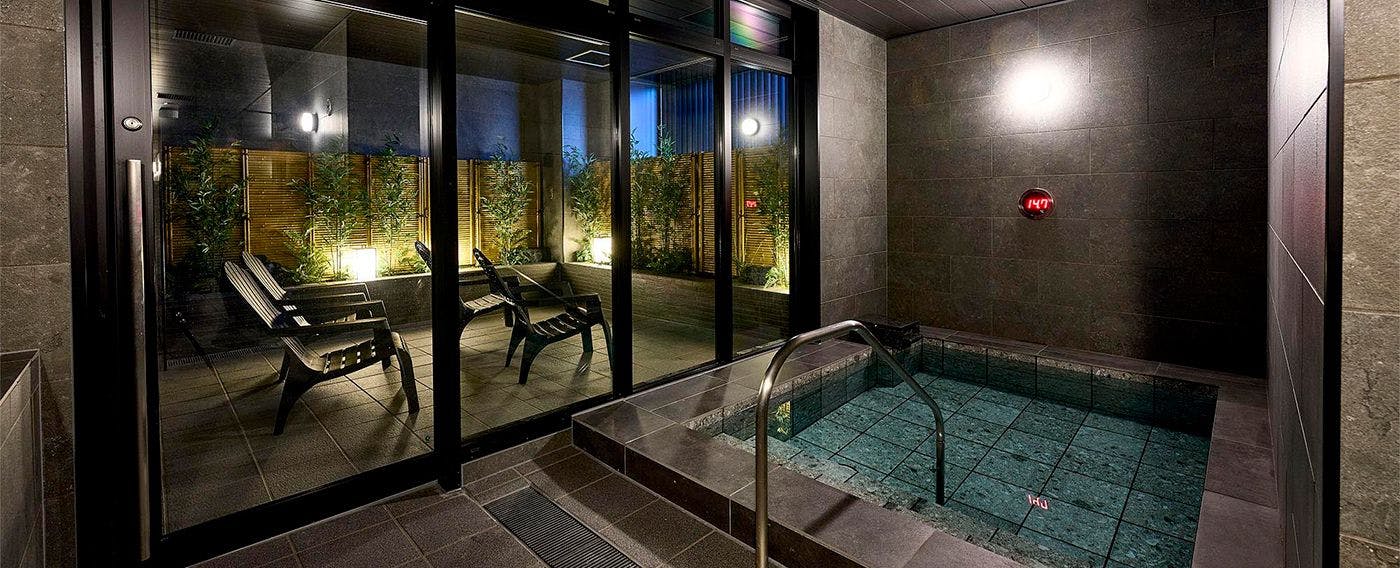 チラ ー(冷却水循環装置)付き水風呂と外気浴場