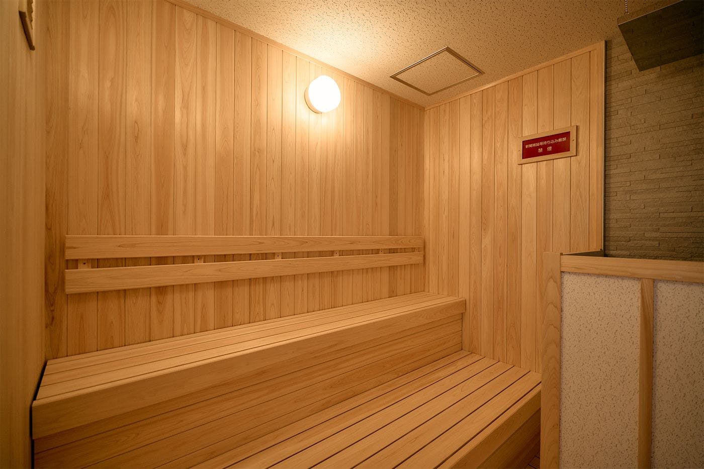 ห้องอาบน้ำรวมพร้อมซาวน่าและบ่อน้ำเย็น