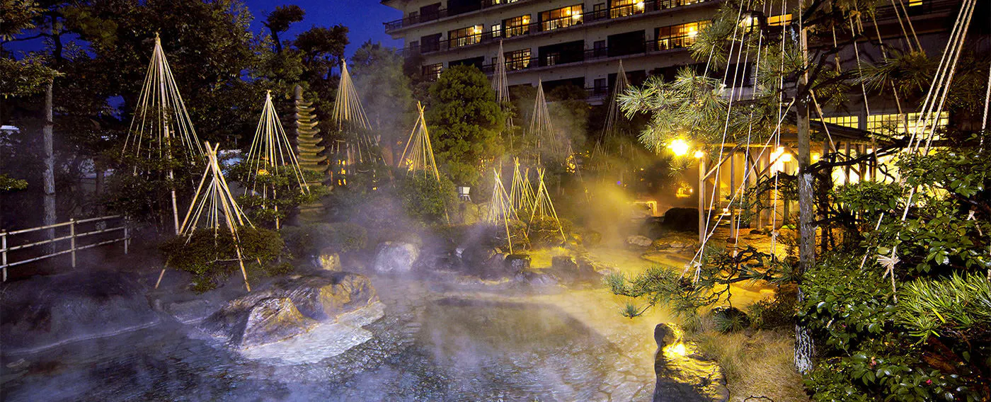 Pemandian Air Panas Terbuka dengan Taman