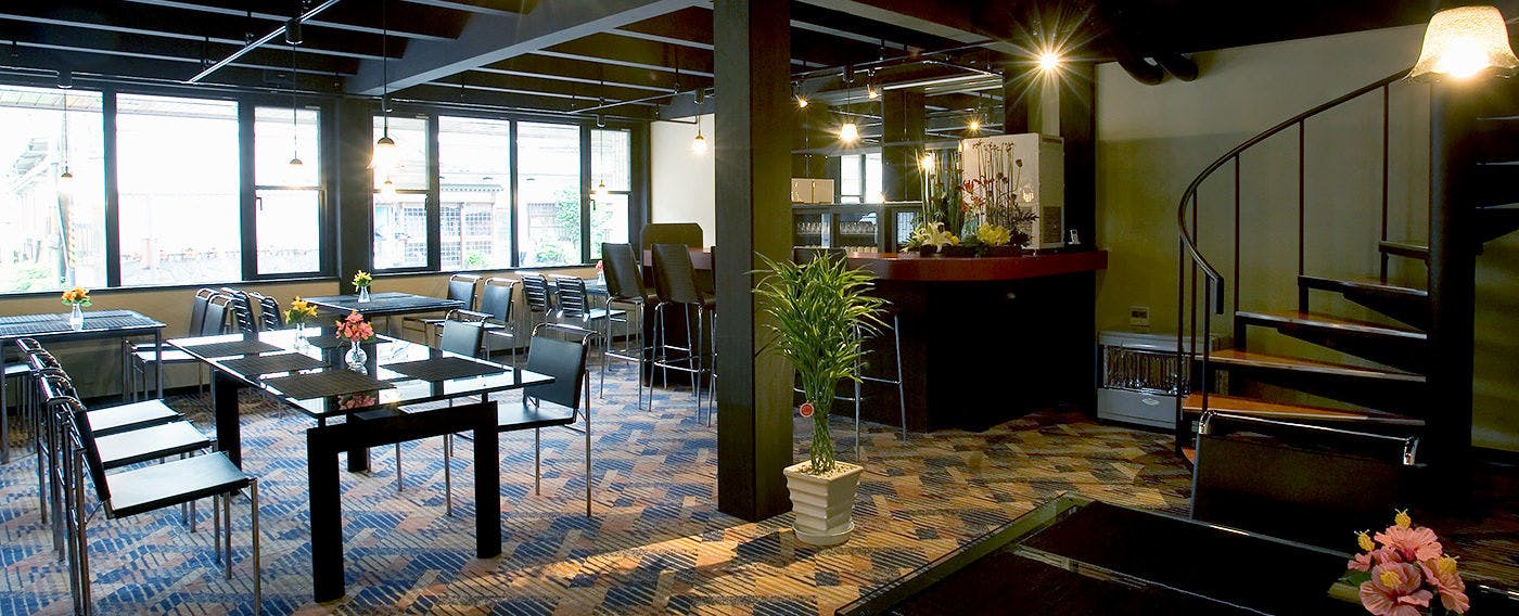 カフェ&バーラウンジ