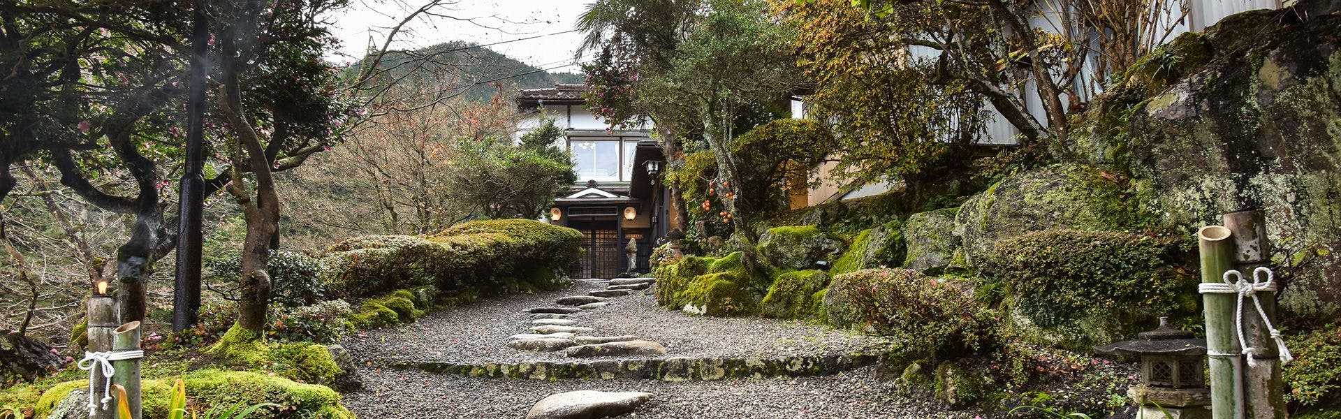 入り口までの道