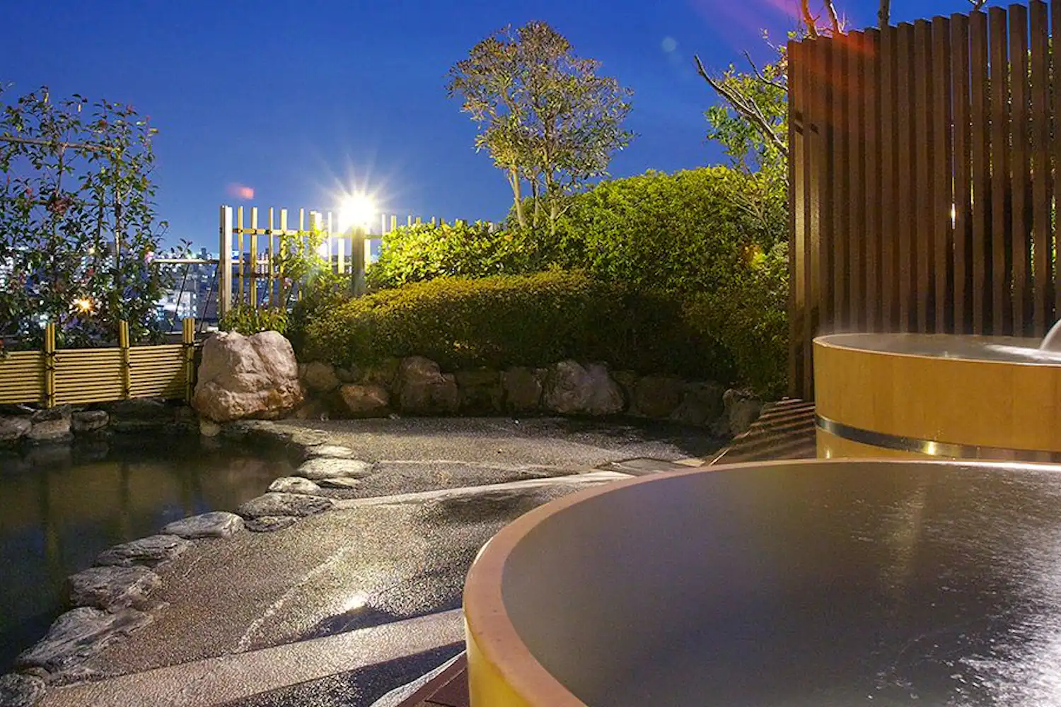 Pemandian air panas terbuka di atap