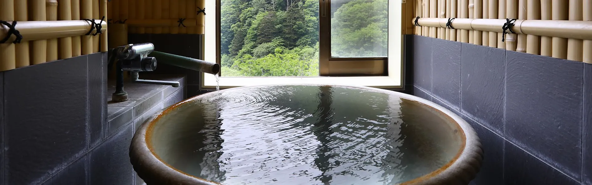 志賀高原 白い温泉 渓谷の湯