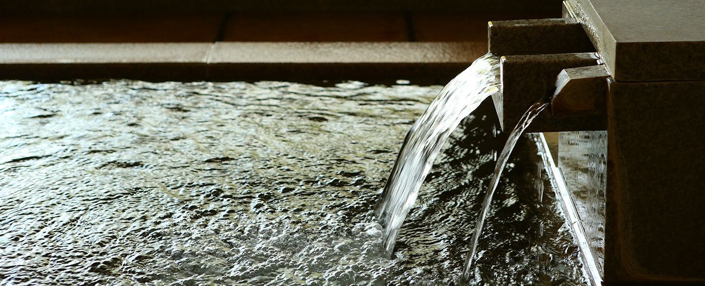 น้ำพุร้อนจากแหล่งธรรมชาติ