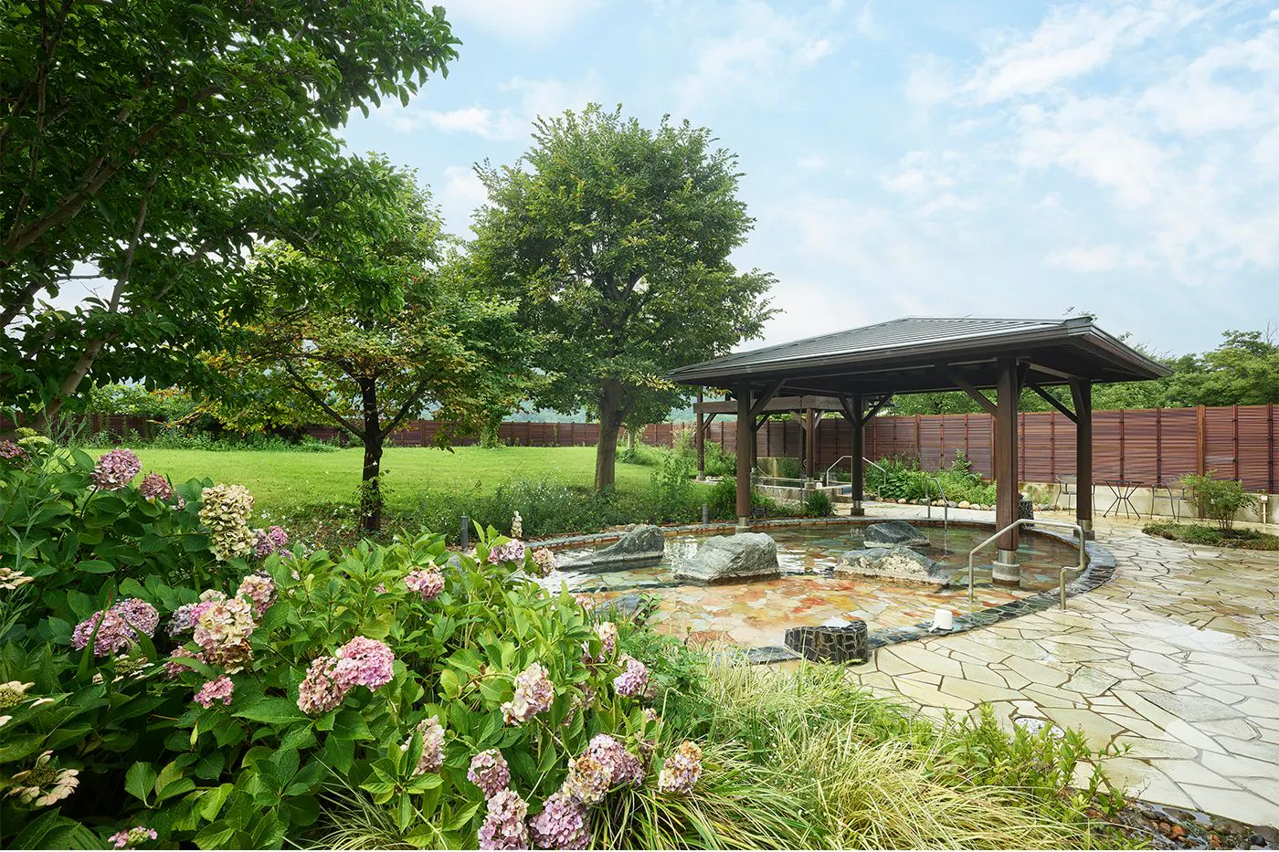 WineryRetreat ヴィネスパ byカーブドッチ：庭の露天風呂
