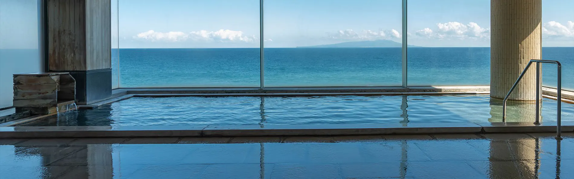 伊豆大島を正面に臨む宿 熱川館