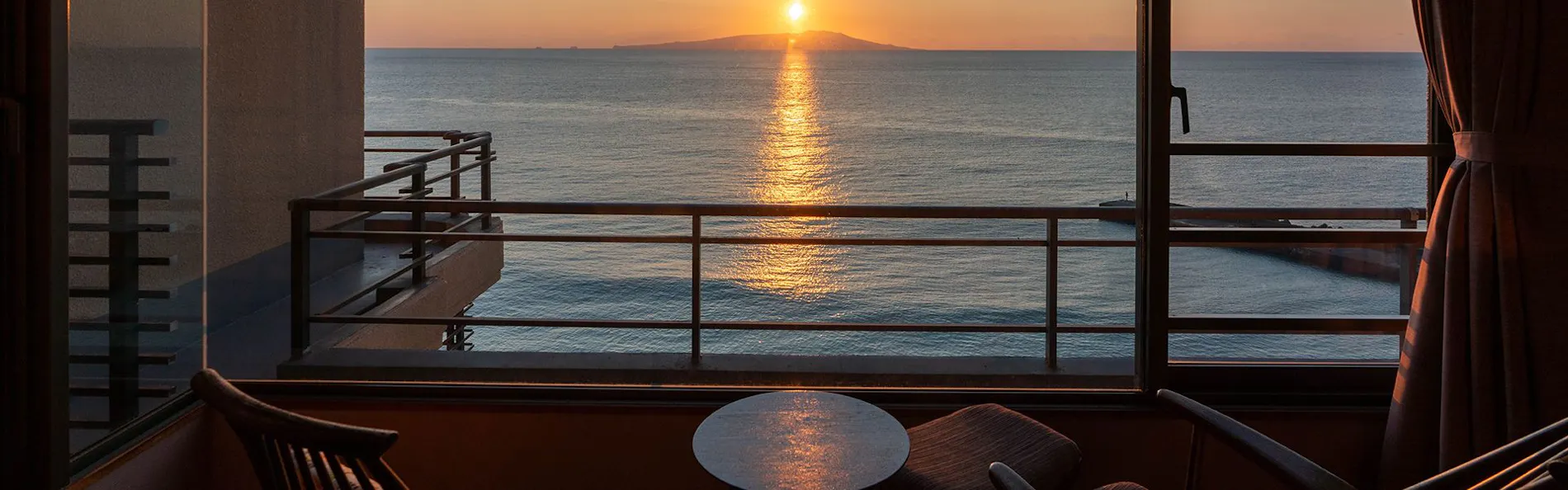 伊豆大島を正面に臨む宿 熱川館