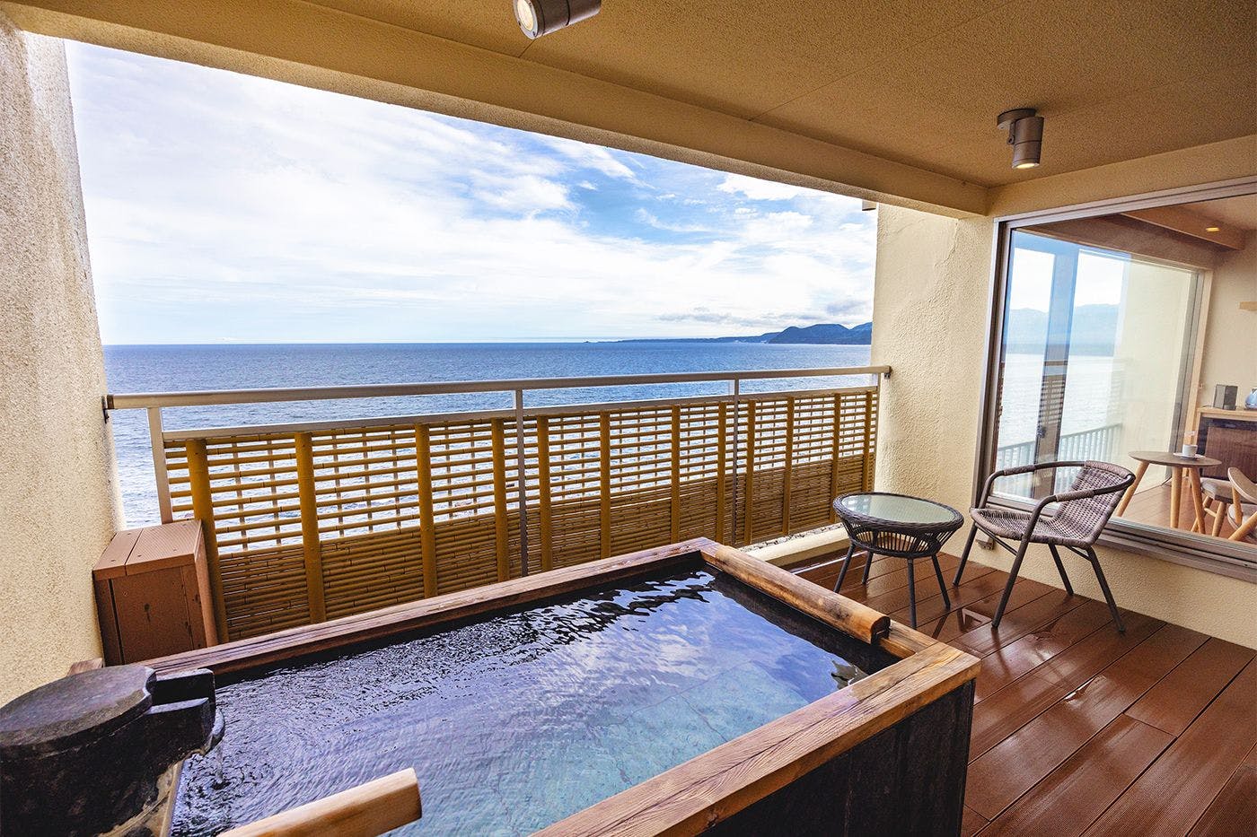 Inatori Tokai Hotel Yuen: A Scenic Hot Spring and Seafood Feast Inn