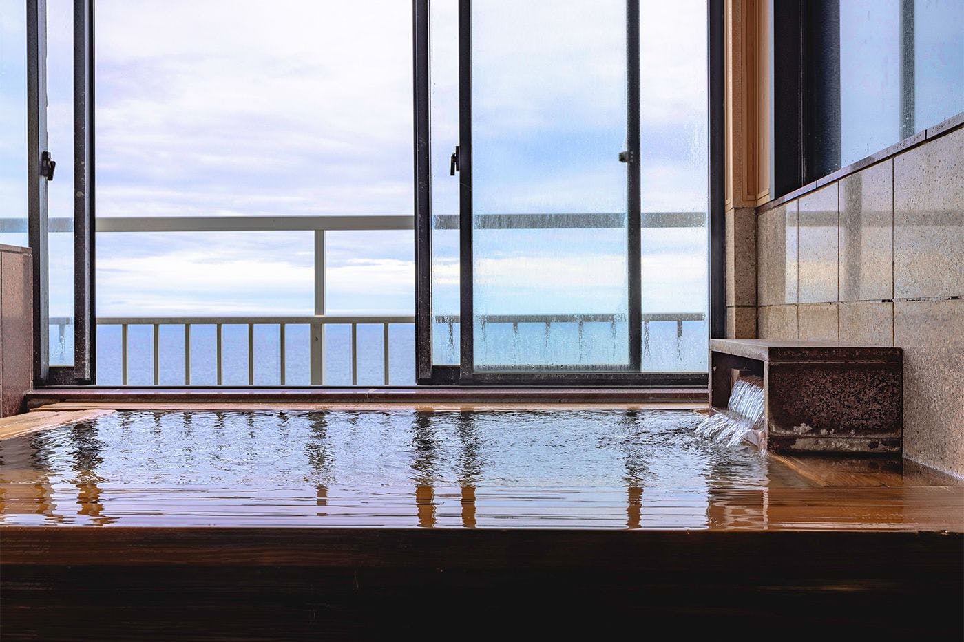Inatori Tokai Hotel Yuen: A Scenic Hot Spring and Seafood Feast Inn