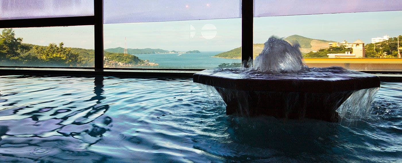 Mata air panas dan mandi