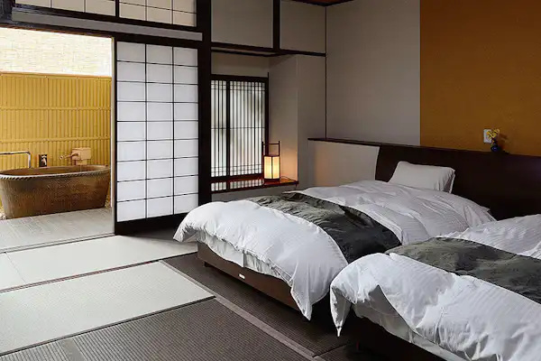 ห้องพักสไตล์ญี่ปุ่นโมเดิร์นพร้อมอ่างอาบน้ำกลางแจ้งน้ำพุร้อนไหลผ่าน